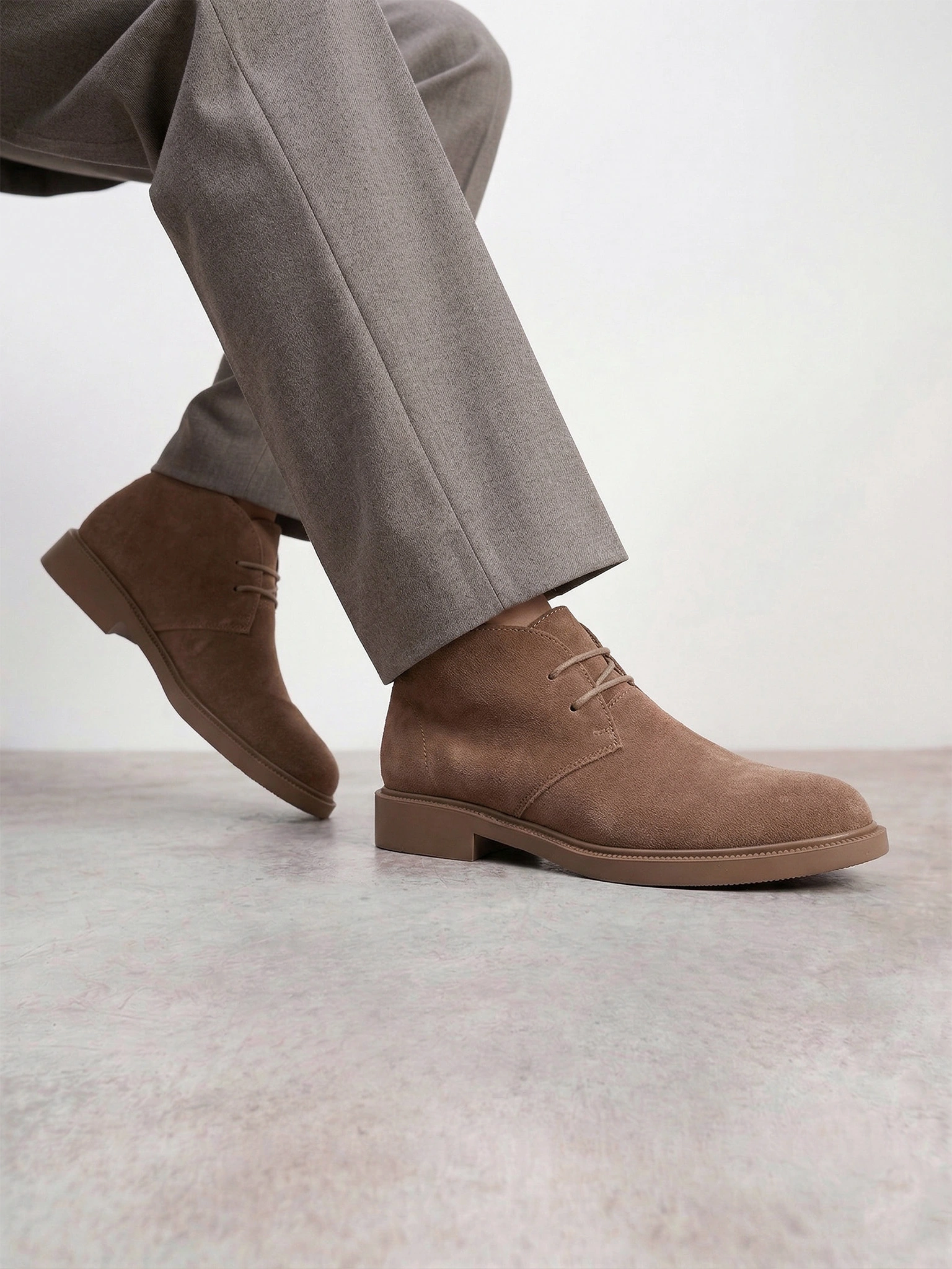 Ботинки бежевого цвета на шнуровке из натуральной замши